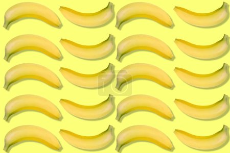 Téléchargez les photos : Banane isolée sur fond jaune. Conception de texture de bananes pour textiles, papier peint, tissu - en image libre de droit
