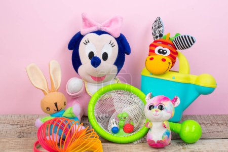 Téléchargez les photos : Collection de jouets colorés sur fond rose - en image libre de droit