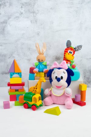 Téléchargez les photos : Collection de jouets colorés sur fond de béton gris - en image libre de droit
