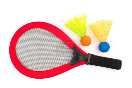 Téléchargez les photos : Raquettes, navettes pour badminton enfant sur fond blanc. Le concept du sport et des activités de plein air - en image libre de droit