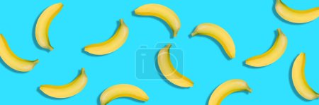 Téléchargez les photos : Banane isolée sur fond bleu. panorama, bannière - en image libre de droit