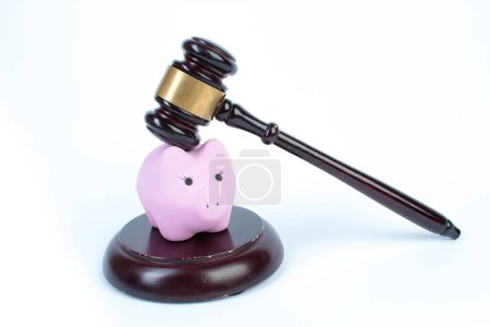 Téléchargez les photos : Pink piggy bank, Judge's gavel on a white background. savings concept, fundraising. Law concept. Legal and illegal means, income, savings - en image libre de droit
