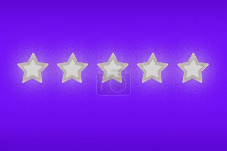 Foto de Gris, plateado, forma de cinco estrellas sobre fondo púrpura. Imagen conceptual de establecer un objetivo de cinco estrellas. - Imagen libre de derechos