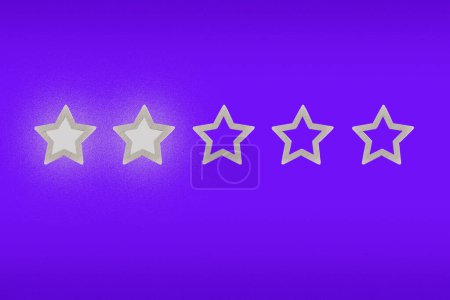 Téléchargez les photos : Gris, forme cinq étoiles argentée sur fond violet. Le meilleur excellent concept d'expérience client des services aux entreprises. - en image libre de droit