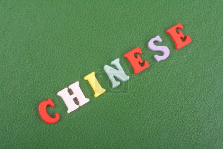 Foto de Palabra china sobre fondo verde compuesta de letras de madera abc bloque alfabeto colorido, espacio de copia para el texto del anuncio. Aprender el concepto inglés - Imagen libre de derechos