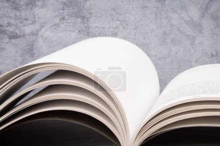 Foto de Libro abierto, libros sobre el fondo de hormigón gris. De vuelta a la escuela. Educación. Copiar espacio para texto - Imagen libre de derechos