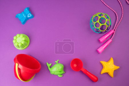 Téléchargez les photos : Jouets multicolores pour enfants. Sur un fond violet. - en image libre de droit