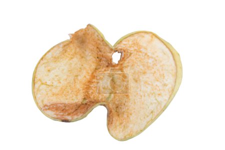 Téléchargez les photos : Pommes tranchées et séchées isolées sur fond blanc - en image libre de droit