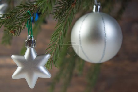 Téléchargez les photos : Composition de Noël de branches de sapin et boules de Noël de viorne sur un fond en bois - en image libre de droit