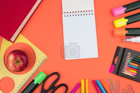 Foto de De vuelta a la escuela. Papelería de color salmón-naranja. mesa de color. Escritorio de oficina con espacio para copias. Puesta plana - Imagen libre de derechos