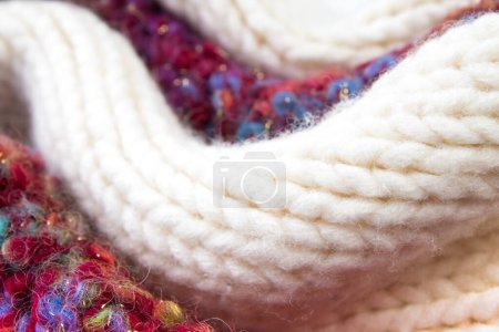 Foto de Suéteres de lana de punto. Un montón de punto de invierno, ropa de otoño, suéteres, prendas de punto, espacio para el texto - Imagen libre de derechos