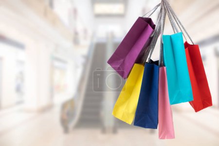 Téléchargez les photos : De nombreux sacs à provisions colorés sur le fond du centre commercial - en image libre de droit