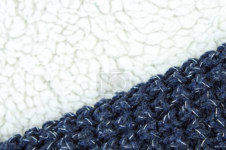 Foto de Suéter o tejido de bufanda textura de punto grande. Fondo de punto de punto con un patrón de relieve. Máquina manual de lana, hecha a mano - Imagen libre de derechos
