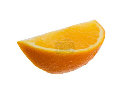 Téléchargez les photos : Une tranche d'orange mûre. Isolé sur fond blanc - en image libre de droit