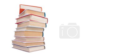 Foto de Composición con libros de tapa dura, apilamiento de libros, aislado sobre fondo blanco. De vuelta a la escuela. Copiar espacio. Formación en educación, Banner - Imagen libre de derechos