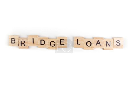 Foto de Préstamos puente-palabra compuesta de bloques de madera letras sobre fondo blanco, espacio de copia para el texto del anuncio - Imagen libre de derechos