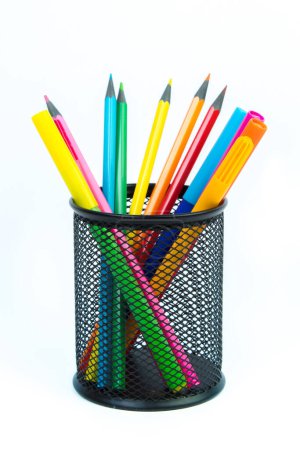 Téléchargez les photos : Crayons et feutres dans un verre isolé sur fond blanc - en image libre de droit