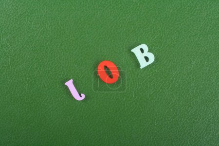 Téléchargez les photos : Mot sur fond vert composé de lettres en bois de bloc alphabet abc coloré, espace de copie pour le texte de l'annonce. Apprendre le concept anglais - en image libre de droit