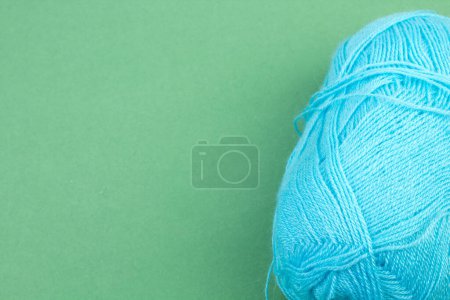 Foto de Knitting yarn for knitting on green background - Imagen libre de derechos