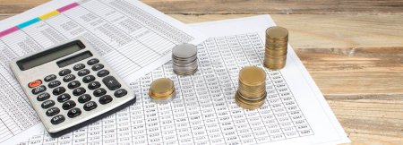 Foto de Gráficos financieros, uno, calculadora en una mesa de madera. Vista superior con espacio de copia. - Imagen libre de derechos