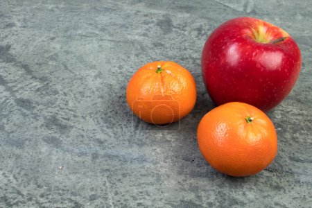 Foto de Frutas. manzanas, naranjas mandarinas sobre un fondo bitón - Imagen libre de derechos