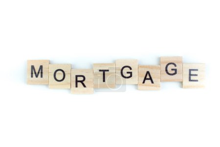 Foto de Mortgage- palabra compuesta de bloques de madera letras sobre fondo blanco, espacio de copia para el texto del anuncio - Imagen libre de derechos