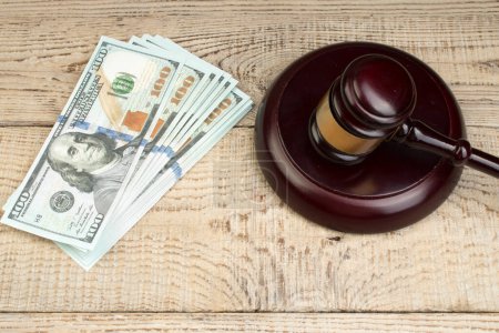 Téléchargez les photos : Gavel de juge, billets de dollars sur fond en bois - en image libre de droit