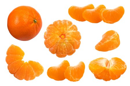 Téléchargez les photos : Ensemble de mandarine fraîche entière et coupée, mandarine et tranches isolées sur fond blanc. De vue du dessus - en image libre de droit