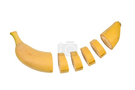 Téléchargez les photos : Banane coupée en morceaux. Isolé sur fond blanc - en image libre de droit