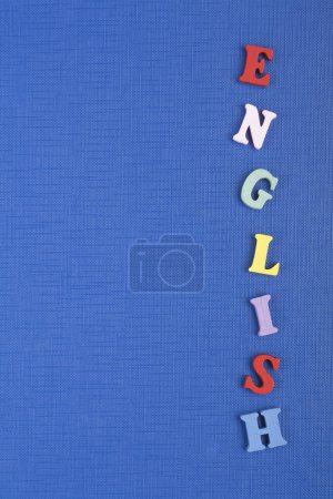 Téléchargez les photos : Mot anglais sur fond bleu composé de lettres en bois de bloc alphabet abc coloré, espace de copie pour le texte de l'annonce. Apprendre le concept anglais - en image libre de droit