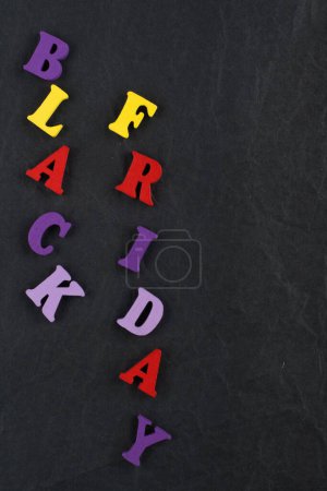 Foto de Palabra sobre fondo de tablero negro compuesto de letras de madera abc bloque de alfabeto colorido, espacio de copia para el texto del anuncio. Aprender el concepto inglés - Imagen libre de derechos