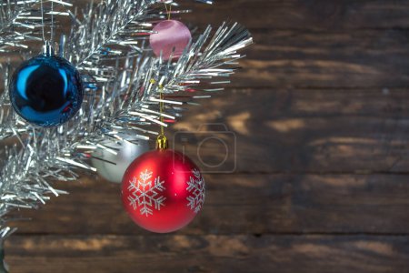 Foto de Composición navideña de ramas de abeto y bolas de Navidad de viburnum sobre un fondo de madera - Imagen libre de derechos