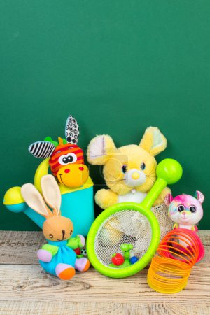 Foto de Colección de juguetes coloridos sobre fondo rojo - Imagen libre de derechos