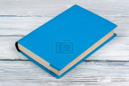 Téléchargez les photos : Livres multicolores sur une table en bois blanc - en image libre de droit