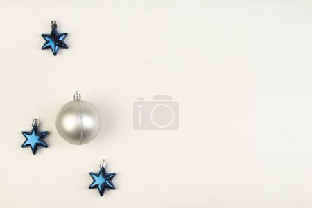 Foto de Coloridas cajas de regalo envueltas, juguetes de Navidad sobre un fondo aislado. Vista superior con espacio de copia
. - Imagen libre de derechos