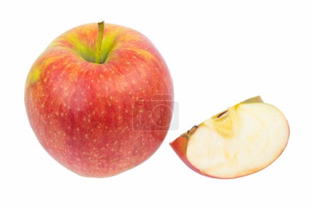 Foto de Manzanas aisladas. Fruta de manzana roja entera con rebanada cortada aislada en blanco con camino de recorte - Imagen libre de derechos