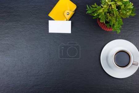 Téléchargez les photos : Bureau noir table de bureau avec ordinateur, stylo et une tasse de café, beaucoup de choses. Vue supérieure avec espace de copie - en image libre de droit