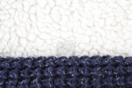 Foto de Suéter o tejido de bufanda textura de punto grande. Fondo de punto de punto con un patrón de relieve. Máquina manual de lana, hecha a mano - Imagen libre de derechos