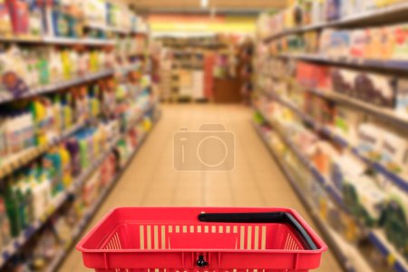 Foto de Resumen borrosa foto de la tienda con cesta en fondo bokeh grandes almacenes. concepto de negocio - Imagen libre de derechos