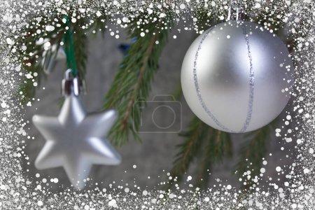 Foto de Composición navideña de ramas de abeto y bolas de Navidad de viburnum sobre un fondo de hormigón - Imagen libre de derechos