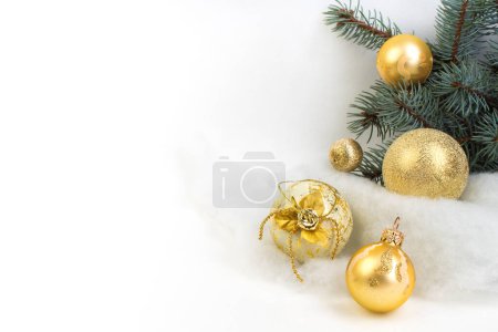 Foto de Composición navideña de ramas de abeto y bolas de Navidad de viburnum sobre un fondo blanco aislado - Imagen libre de derechos