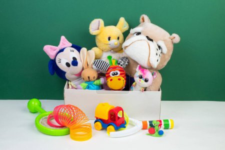 Téléchargez les photos : Collection de jouets colorés sur fond vert - en image libre de droit