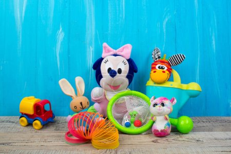 Téléchargez les photos : Collection de jouets colorés sur fond bleu bois - en image libre de droit