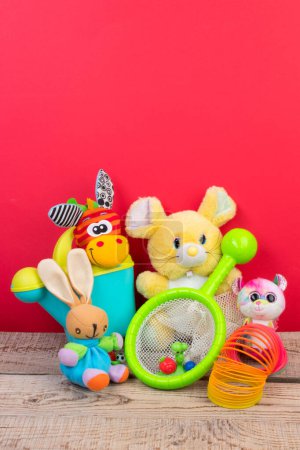 Téléchargez les photos : Collection de jouets colorés sur fond rouge. Jouets pour enfants. - en image libre de droit