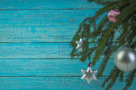 Téléchargez les photos : Composition de Noël de branches de sapin et de baies de viorne sur fond de bois - en image libre de droit