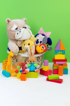 Foto de Colección de juguetes coloridos sobre fondo de color lima - Imagen libre de derechos