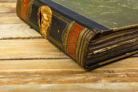 Foto de Libro antiguo, tapa dura sobre una mesa de madera. De vuelta a la escuela. Copia espacio para texto. El concepto de educación - Imagen libre de derechos