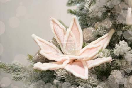 Foto de Borrosa árbol de Navidad, nieve, navidad, fondo. Feliz Año Nuevo y Navidad tema - Imagen libre de derechos