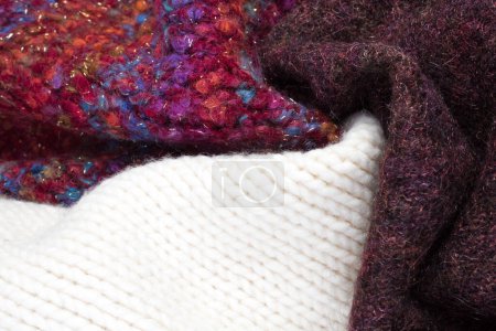 Téléchargez les photos : Pull en laine tricoté. Un tas de tricot hiver, vêtements d'automne, pulls, tricot, espace pour le texte - en image libre de droit