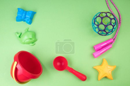 Foto de Juguetes infantiles multicolores. Sobre un fondo verde. - Imagen libre de derechos
